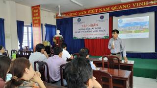 Trung tâm Y tế huyện Đông Hải: Tổ chức tập huấn hướng dẫn xây dựng cở y tế không khói thuốc.