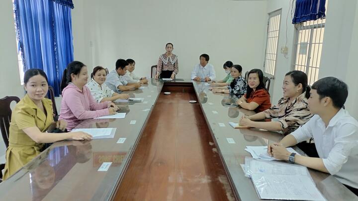 Trung tâm y tế huyện Đông Hải triển khai nội dung Nghị quyết 17/2022/NQ-HĐND ngày 13/12/2022 của HĐND tỉnh Bạc Liêu cho cán bộ phụ trách dân số tại các Trạm y tế