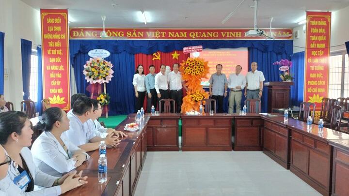 Lãnh đạo Huyện ủy, HĐND - UBND huyện Đông Hải đến thăm và chúc mừng cán bộ y tế nhân Ngày Thầy thuốc Việt Nam (27/02/1955- 27/02/2024)